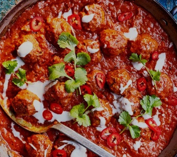 22. Lamm Korma mit Reis & Joghurtsauce  +